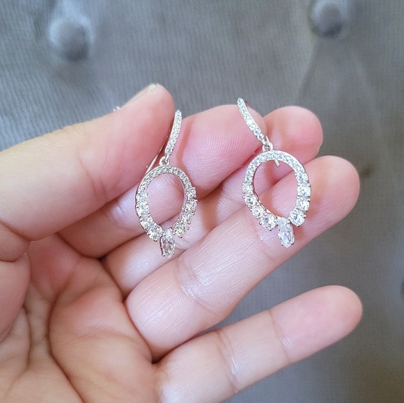 Nadri Silver🤍 Egg Shaped Cubic Zirconia💎 Drop Earrings - Picture 2 of 15